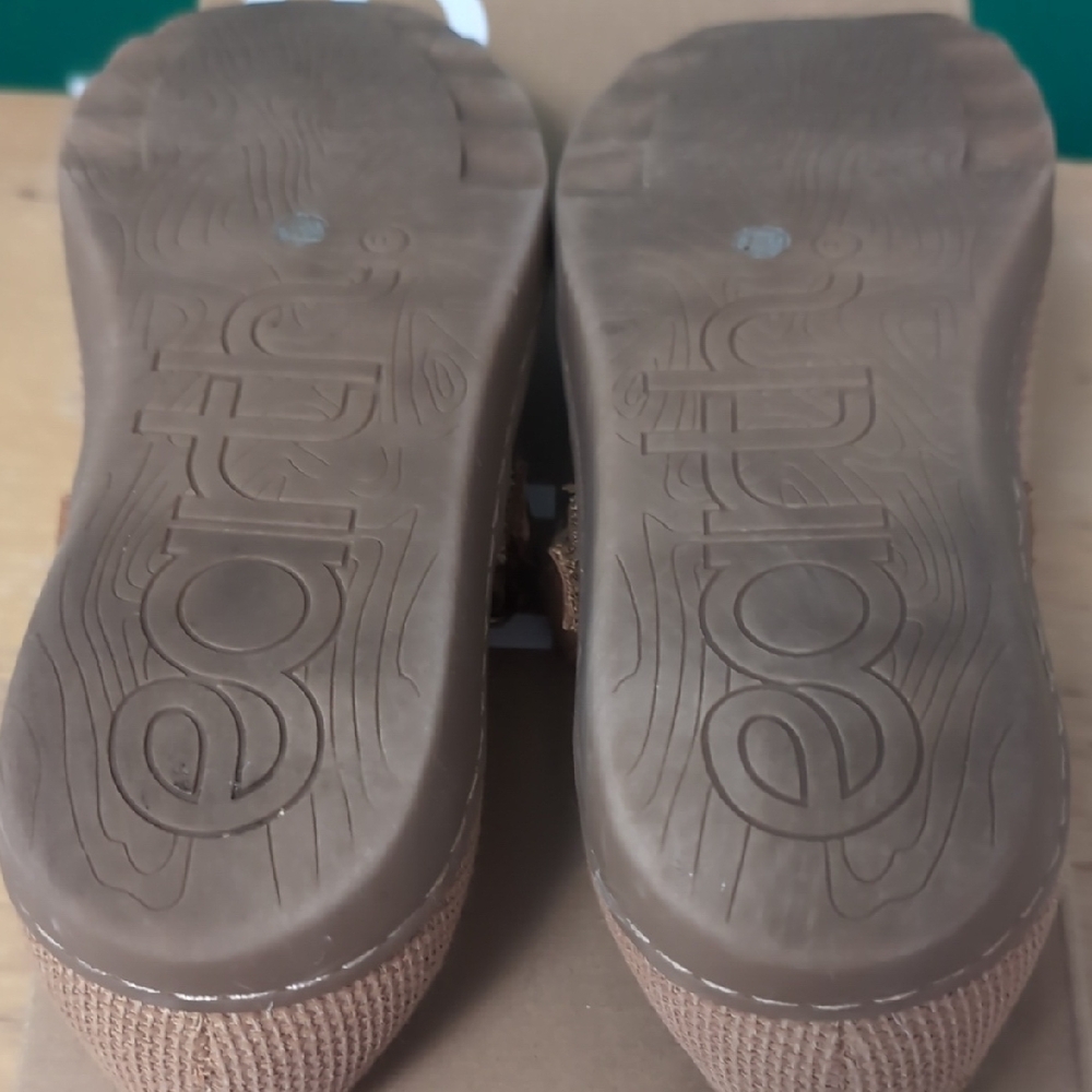 Earth Textured Tan Flats NWB - Picture 4 of 9